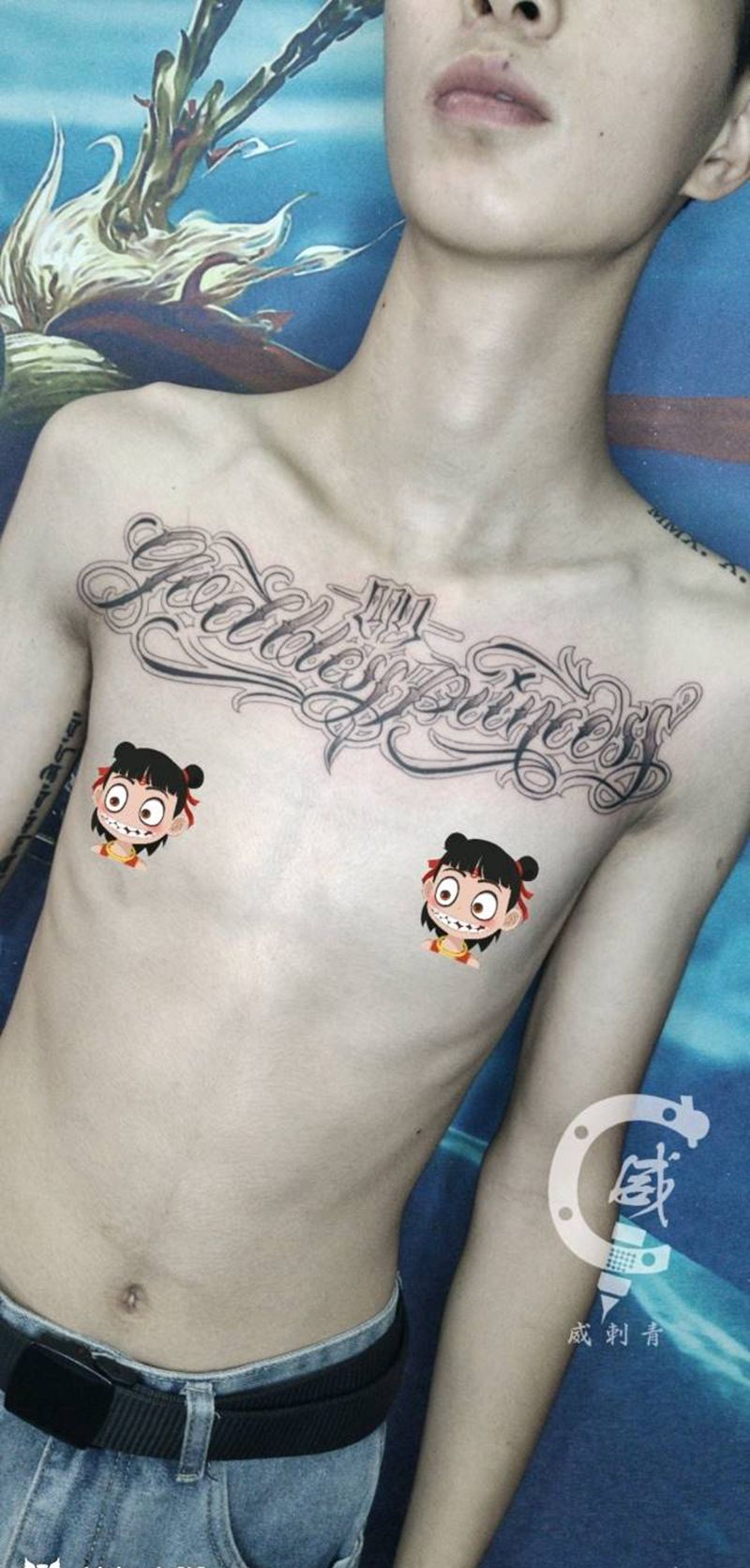 奇卡诺纹身图片_胸部花体字奇卡诺纹身图案