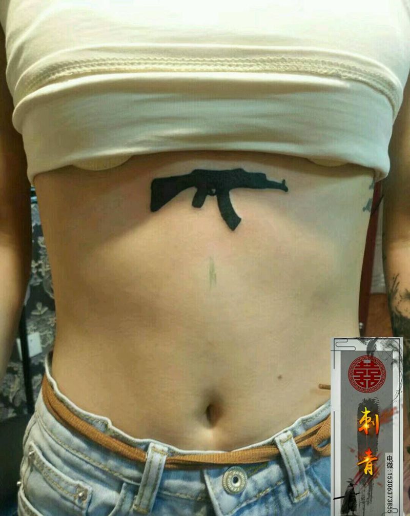 枪纹身图片_胸部腹部图腾AK47纹身图案