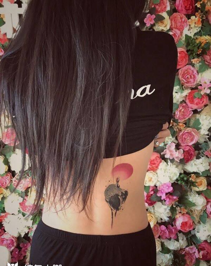 鹤纹身图片_腰部新传统水墨纹身图案