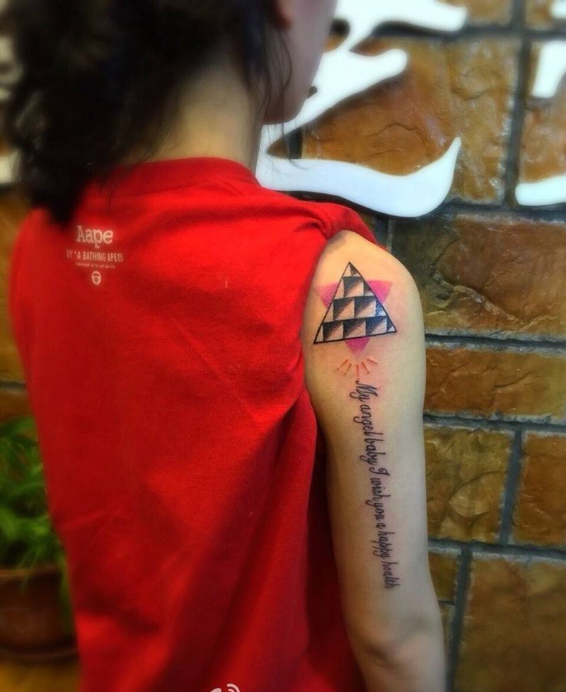 美女个性的三角△和字母纹身！