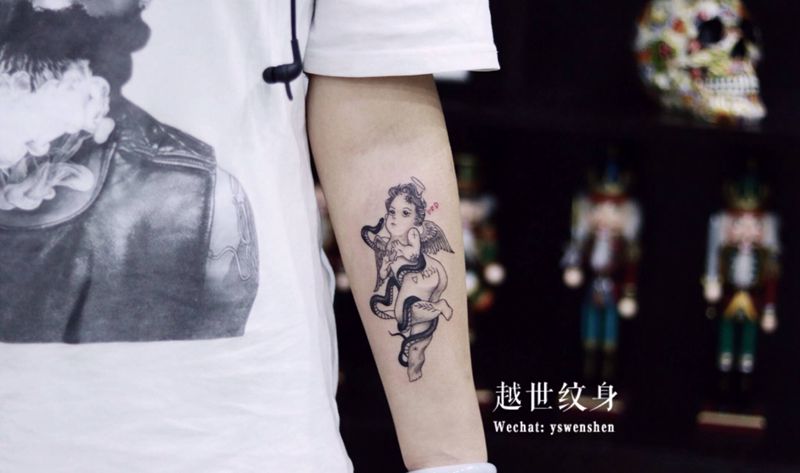 小天使纹身图片_手部手臂欧美写实小天使纹身图案