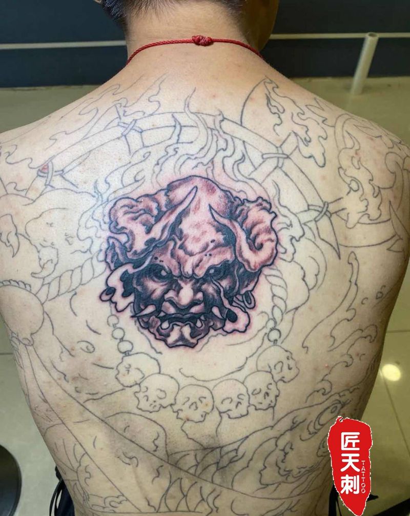 未完成纹身图片_背部新传统纹身图案