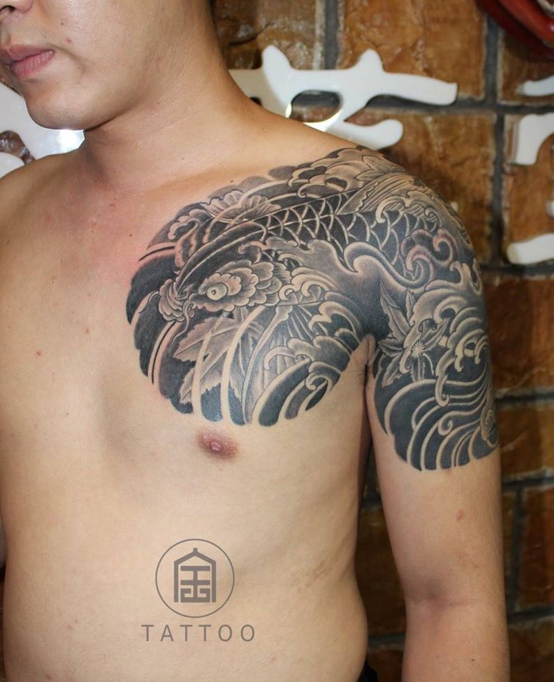 半甲鲤鱼（遮盖作品）纹身图片_成品胸部手臂传统鲤鱼遮盖大臂纹身图案