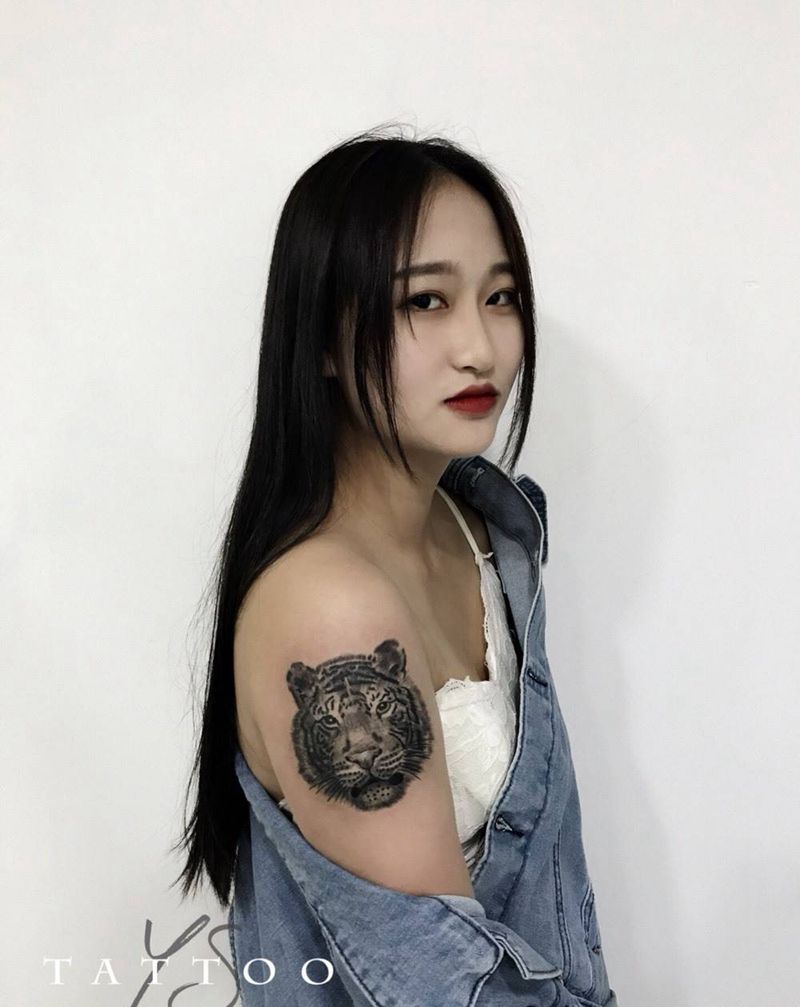 老虎纹身图片_手臂欧美写实老虎纹身图案