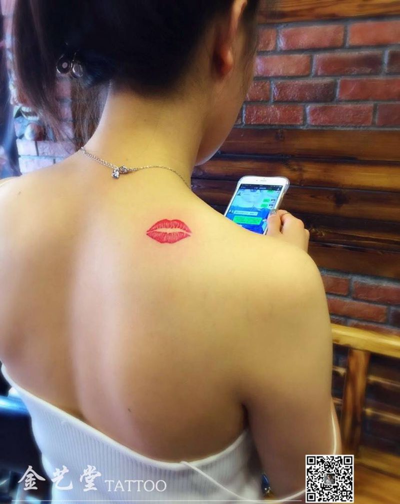 美女的唇印纹身图片_成品肩部欧美清新写实纹身图案