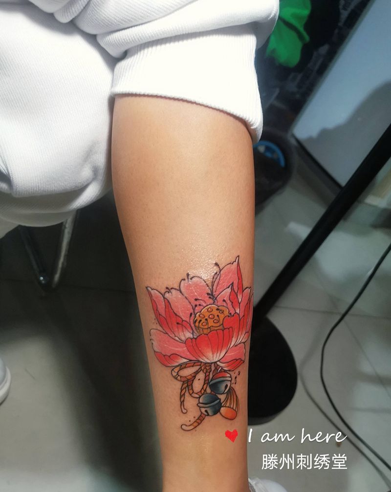 荷花纹身图片_腿部水墨纹身图案