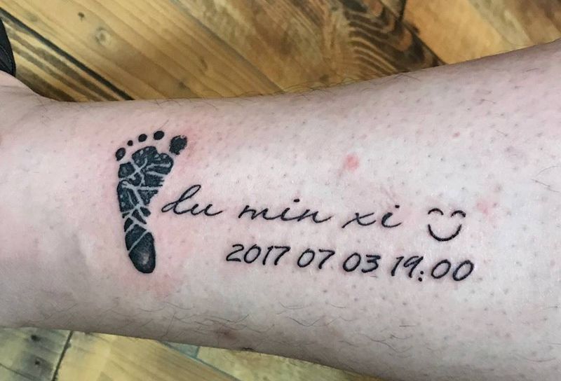 脚印字母纹身图片_成品脚部腿部传统习俗清新字符肖像纹身图案