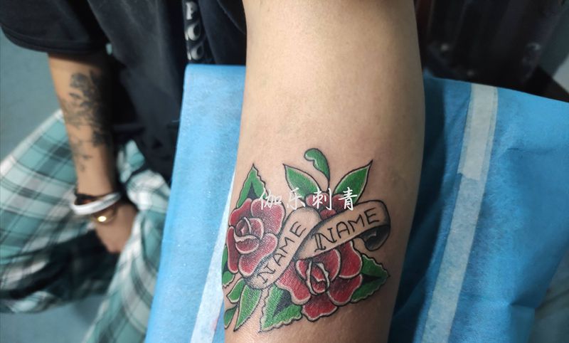 school玫瑰纹身图片_手臂Old School纹身图案