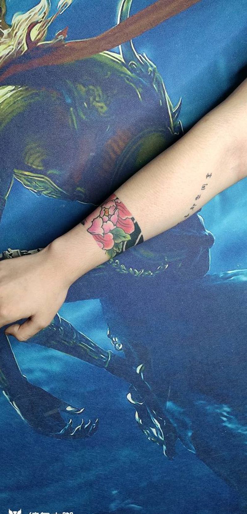 臂环牡丹纹身图片_手臂新传统牡丹纹身图案