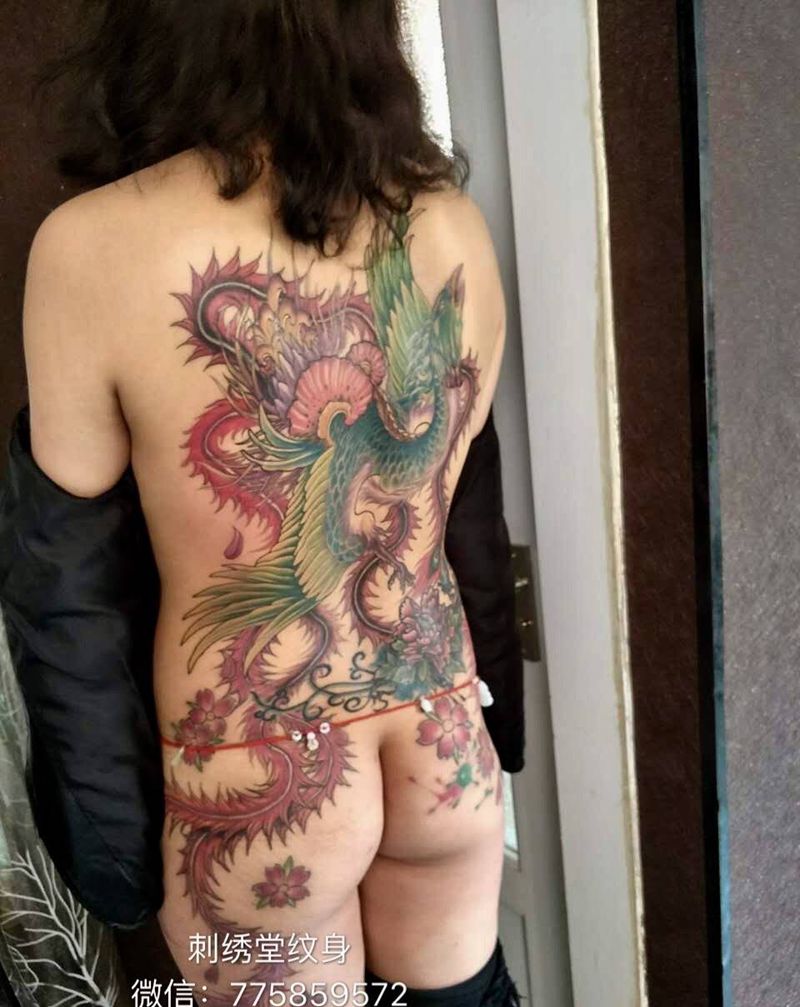 满背凤纹身图片