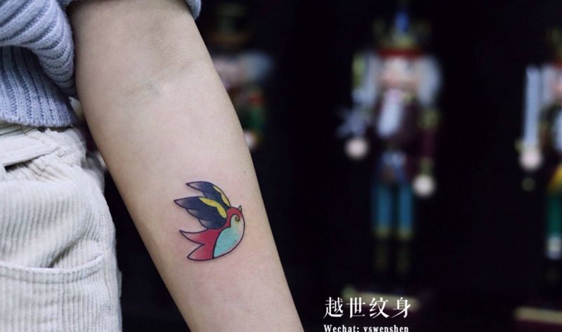 燕子纹身图片_手部手臂New School燕子纹身图案