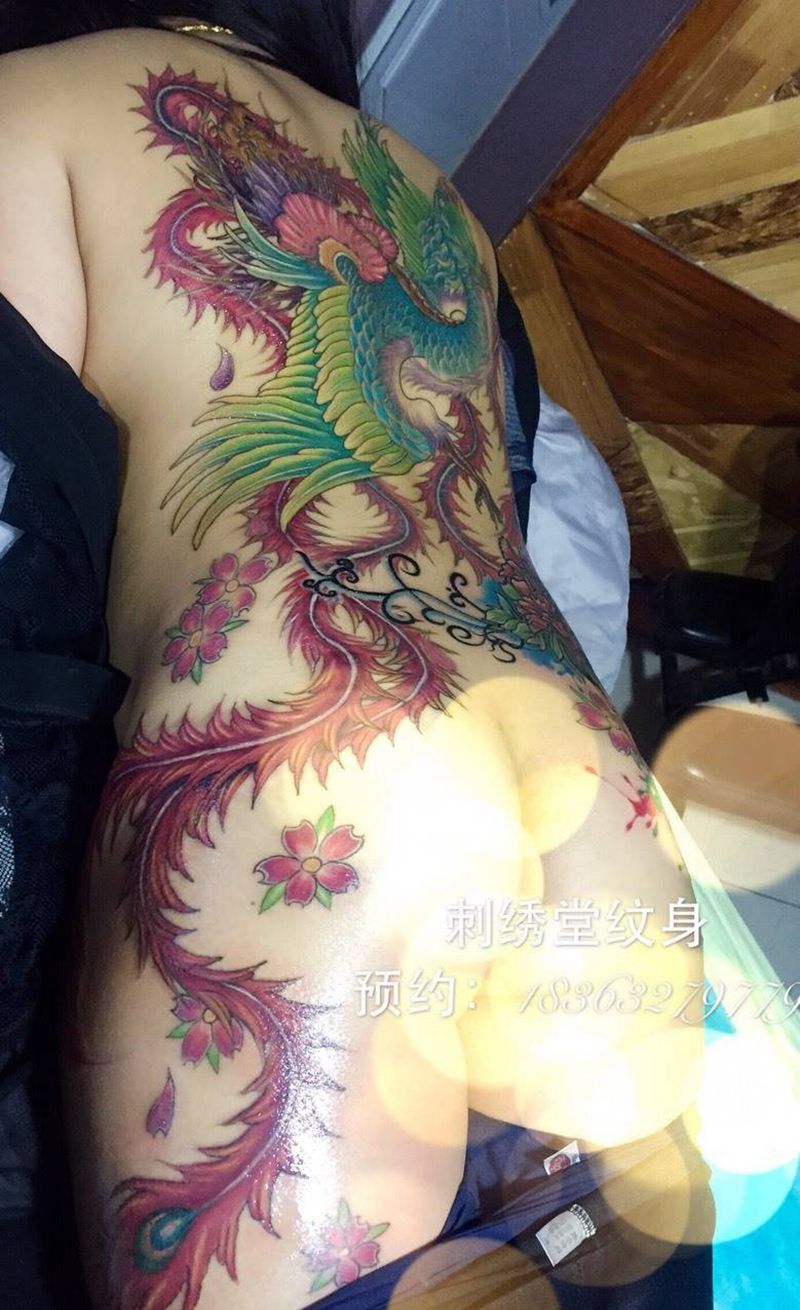 满背凤凰纹身图片