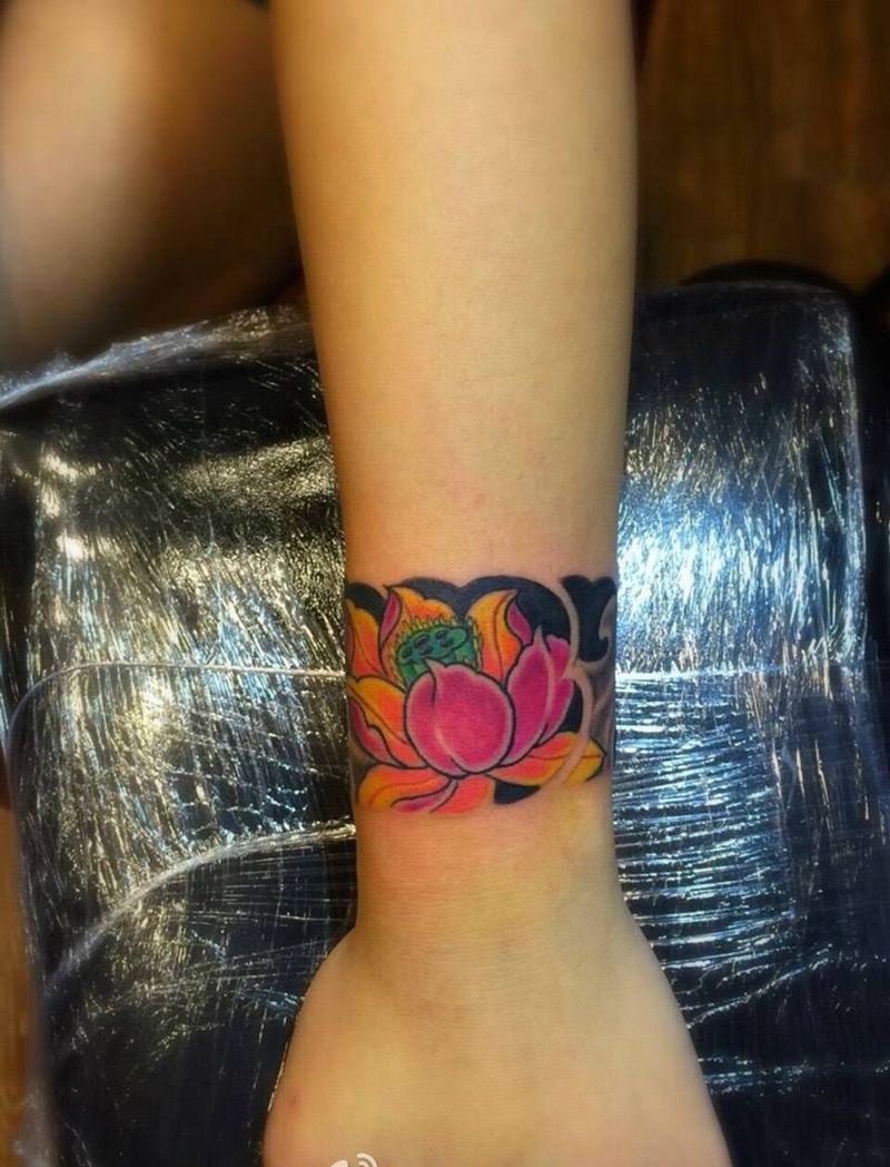个性莲花手环纹身图片_成品手臂手部传统植物纹身图案