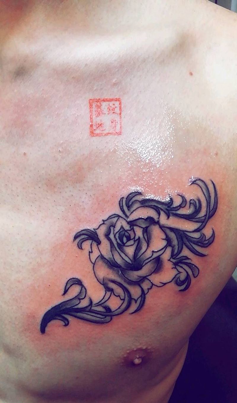 鲁东肌肉小伙纹身图片