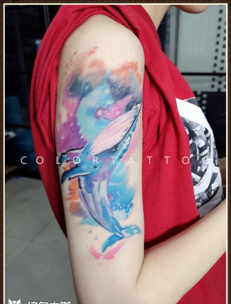 水彩鲸鱼纹身图片_肩部手臂水彩水墨纹身图案
