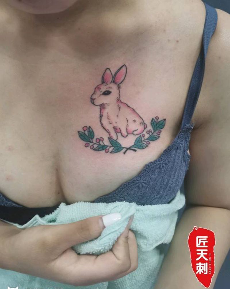 清新纹身图片_胸部水彩纹身图案