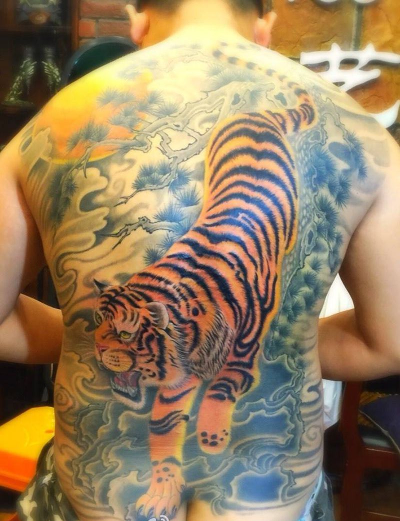 下山虎纹身图片_成品背部传统动物纹身图案