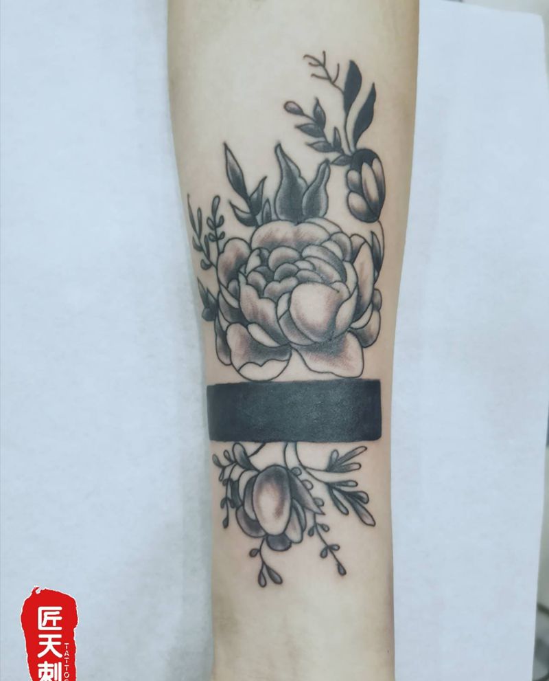 素花遮盖纹身图片_手臂点刺新传统纹身图案