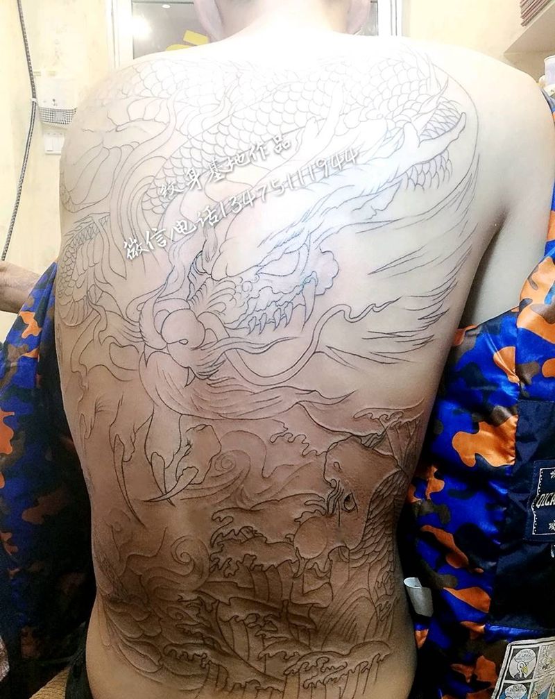 满背进行中纹身图片