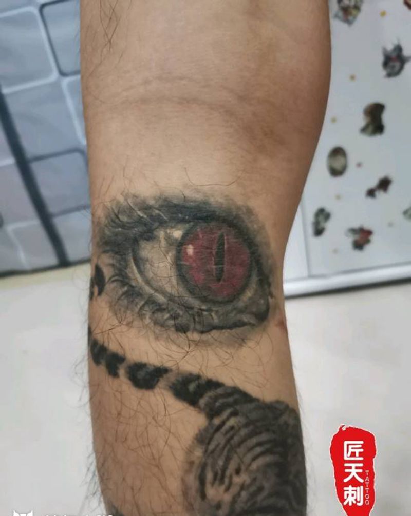 眼睛纹身图片_腿部欧美写实水墨纹身图案