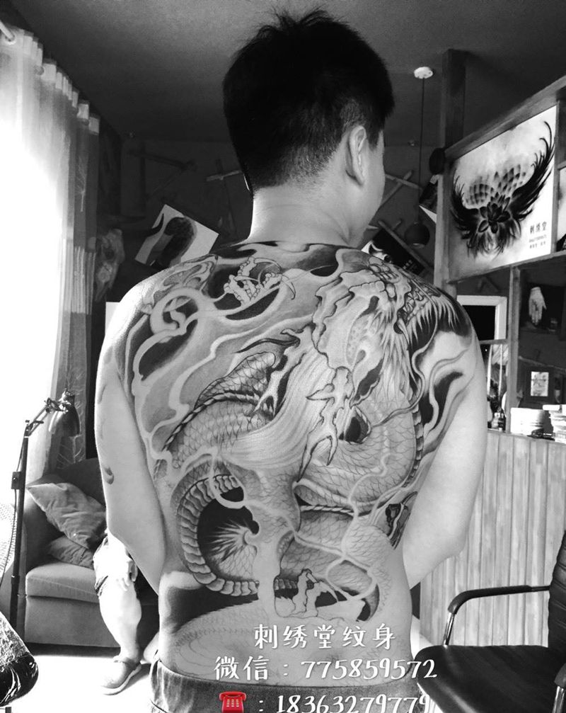 包屁股大龙纹身图片