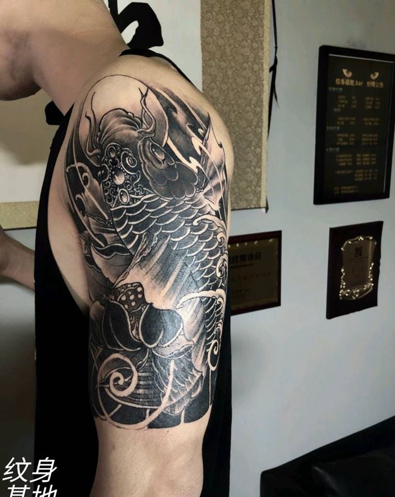大臂锦鲤纹身图片_老传统纹身图案