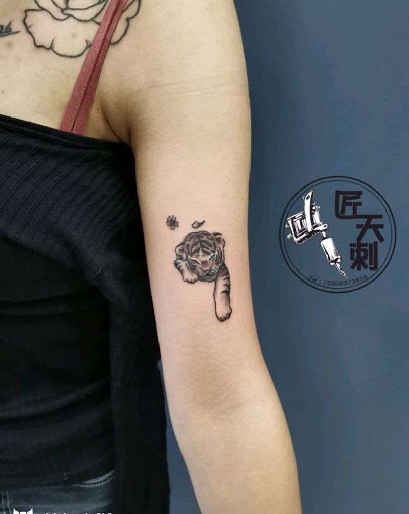 小老虎纹身图片_手臂水墨点刺纹身图案