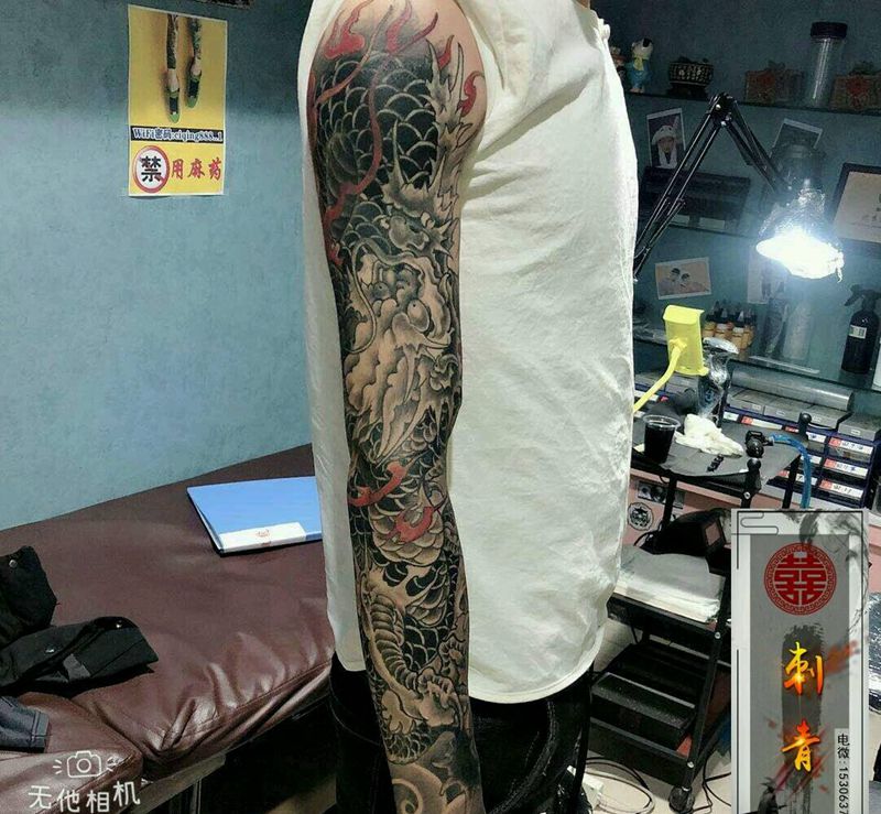 花臂龙遮盖图腾纹身图片_手臂肩部新传统老传统纹身图案