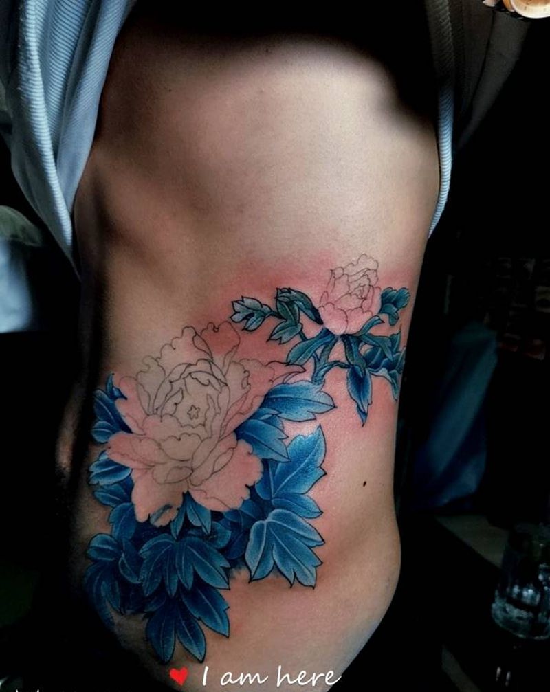 牡丹纹身图片_腹部新传统纹身图案