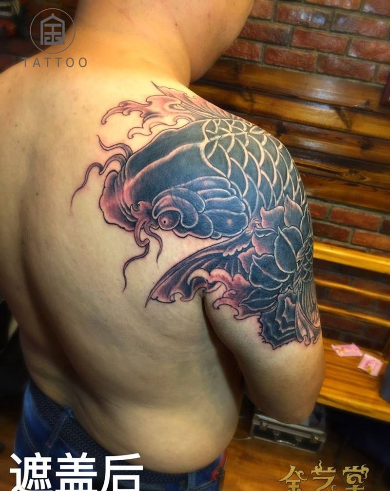 暴力遮盖纹身图片_成品肩部手臂传统鲤鱼遮盖大臂纹身图案