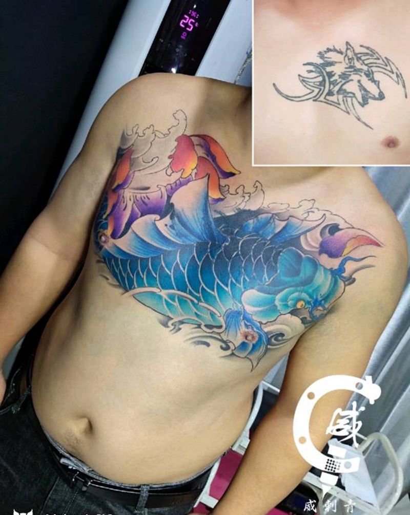 鱼遮盖纹身图片_胸部新传统遮盖纹身图案