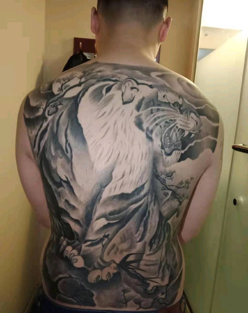 老虎满背纹身图片_背部老传统纹身图案