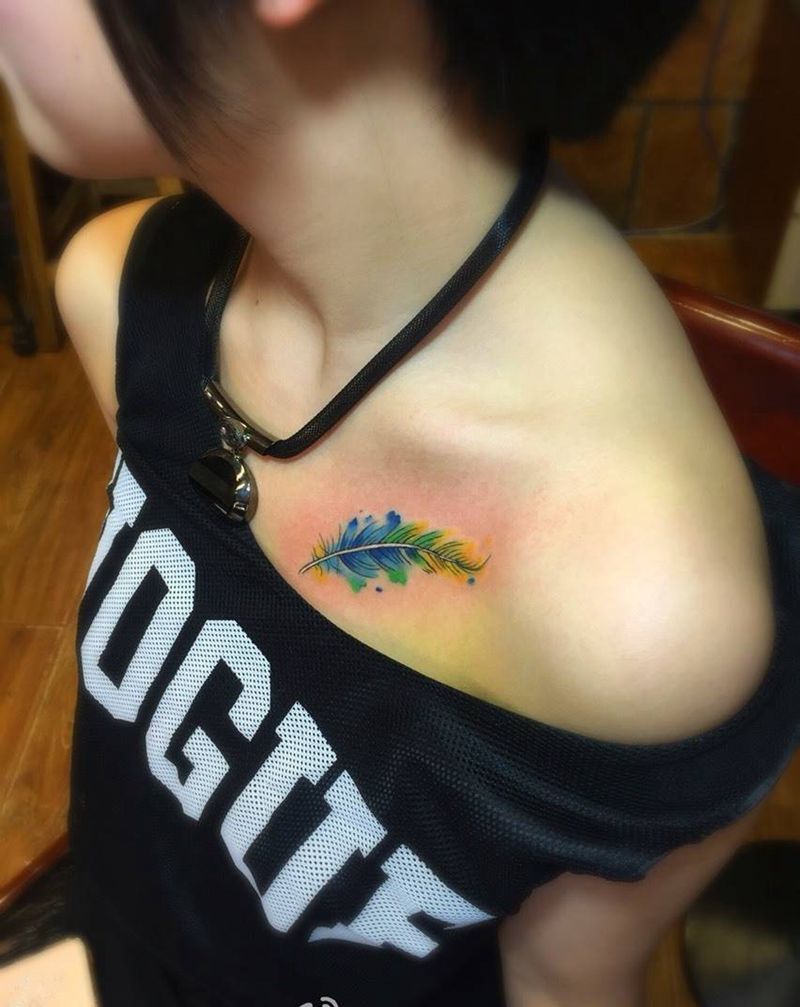 羽毛纹身图片_成品胸部欧美动物纹身图案