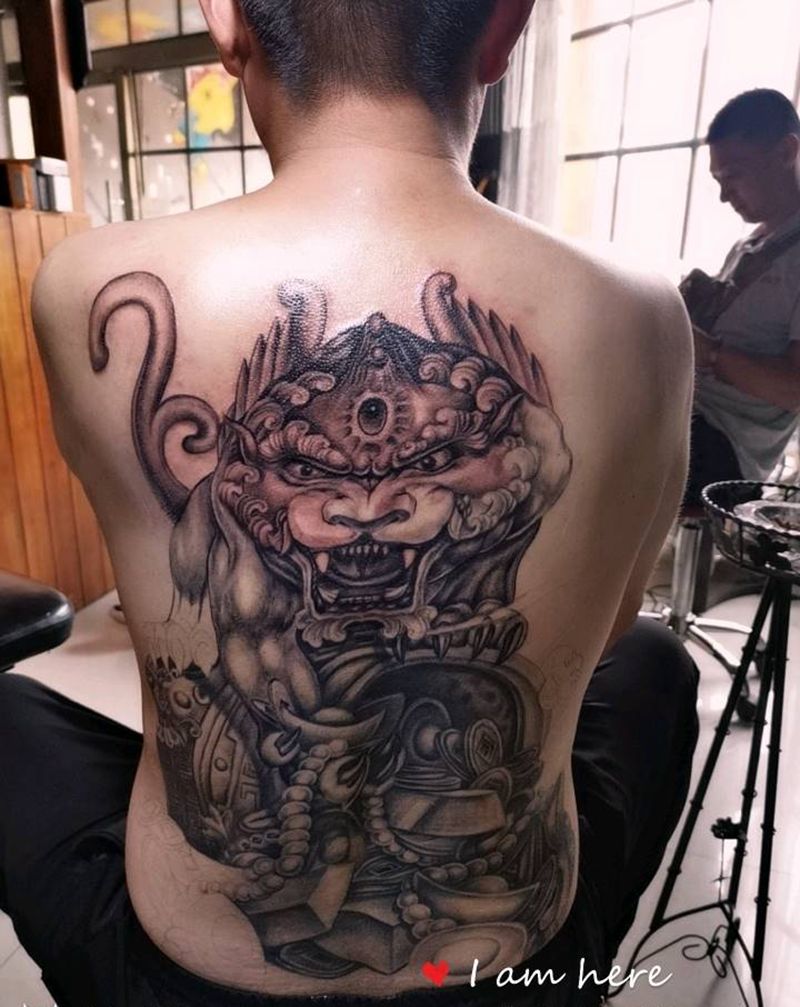 貔恘写实纹身图片_背部老传统纹身图案