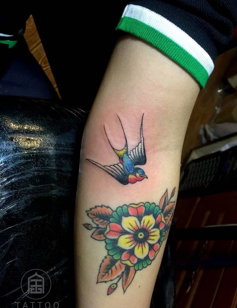 燕子纹身图片_成品手臂传统纹身图案