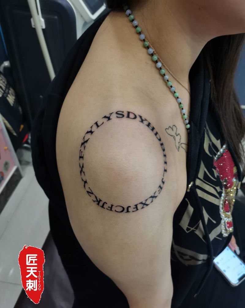 英文纹身图片_肩部手臂花体字点刺纹身图案