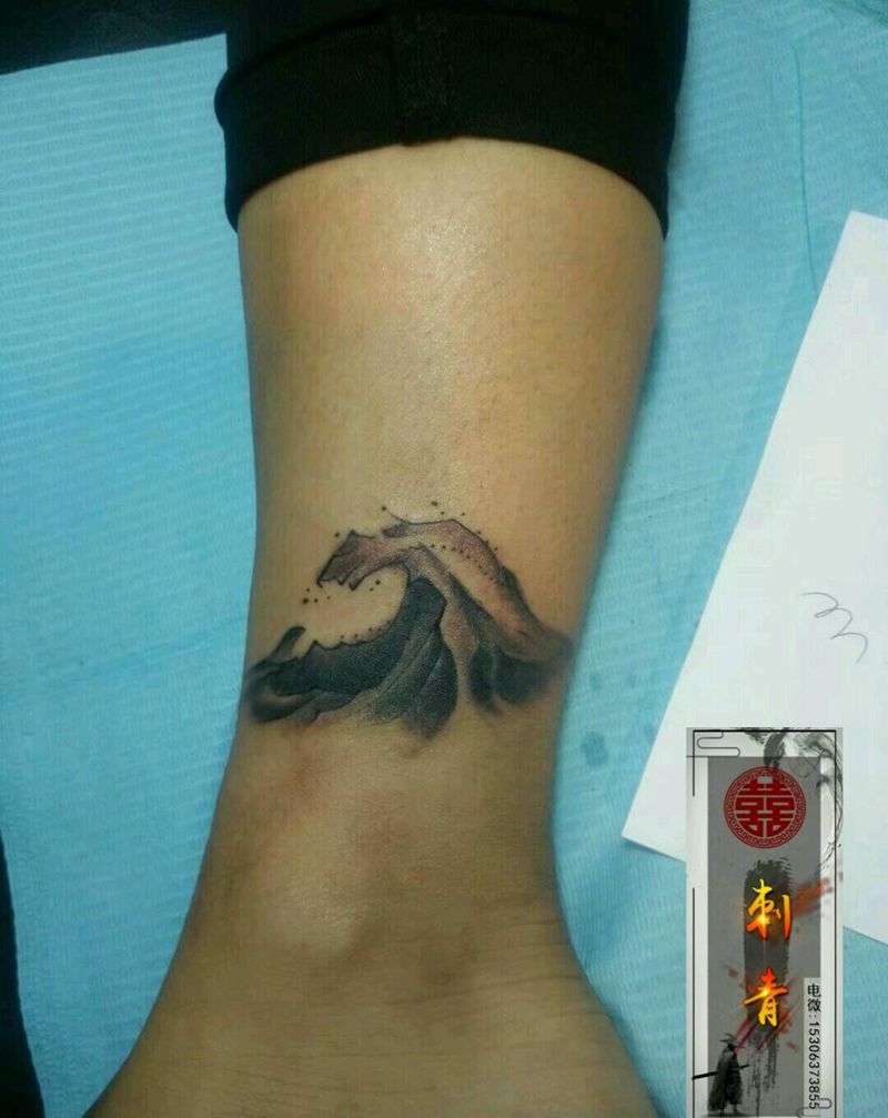 山海纹身图片_脚部腿部浪花，水花纹身图案