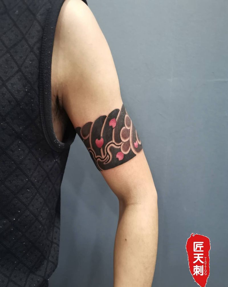 臂环樱花纹身图片_手臂手部老传统新传统纹身图案