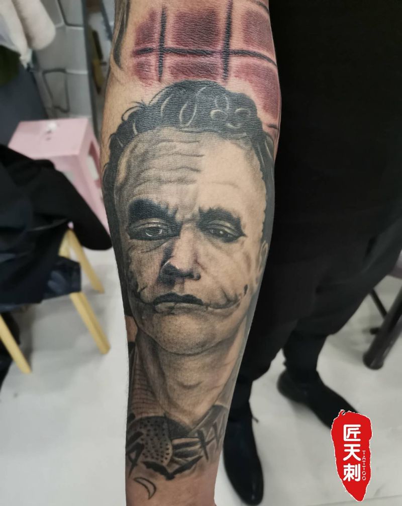 小丑纹身图片_手臂欧美写实纹身图案