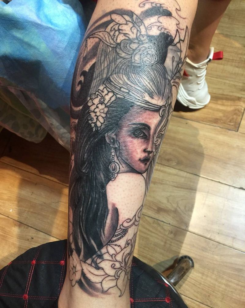 美女遮盖羽毛英文未完成纹身图片_腿部纹身图案