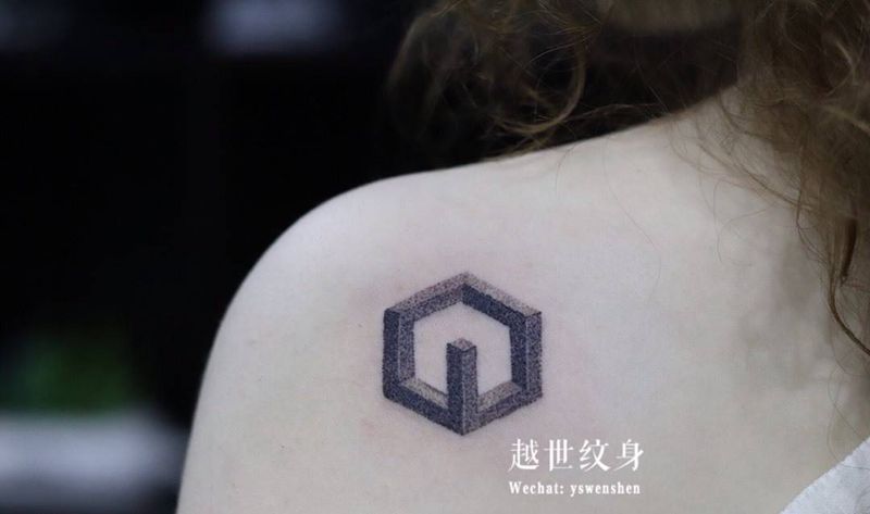 点刺立体纹身图片_肩部纹身图案
