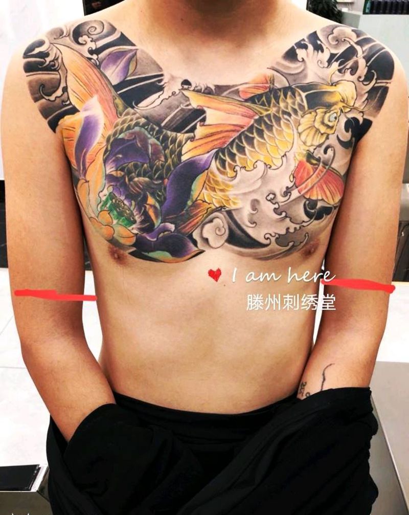 顾客反馈照花胸鱼纹身图片_胸部新传统纹身图案