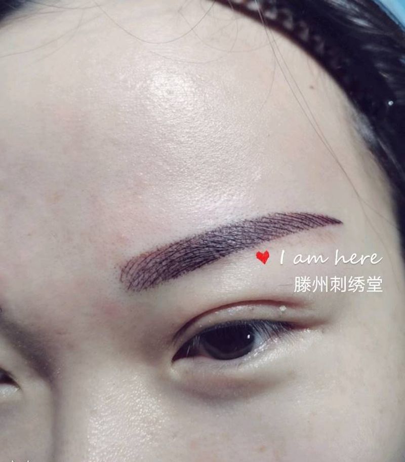 水雾线型眉纹身图片_肩部欧美写实纹身图案