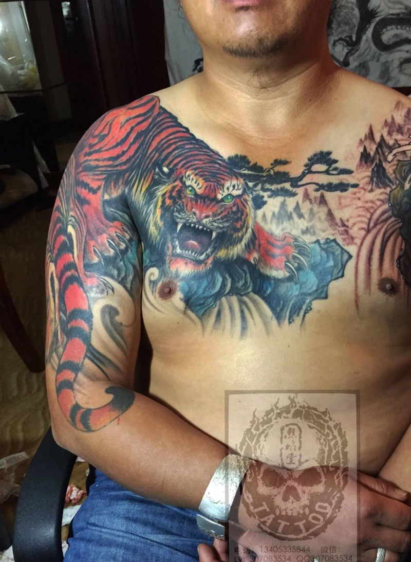 恢复后的老虎纹身图片_成品胸部肩部传统动物原创纹身图案