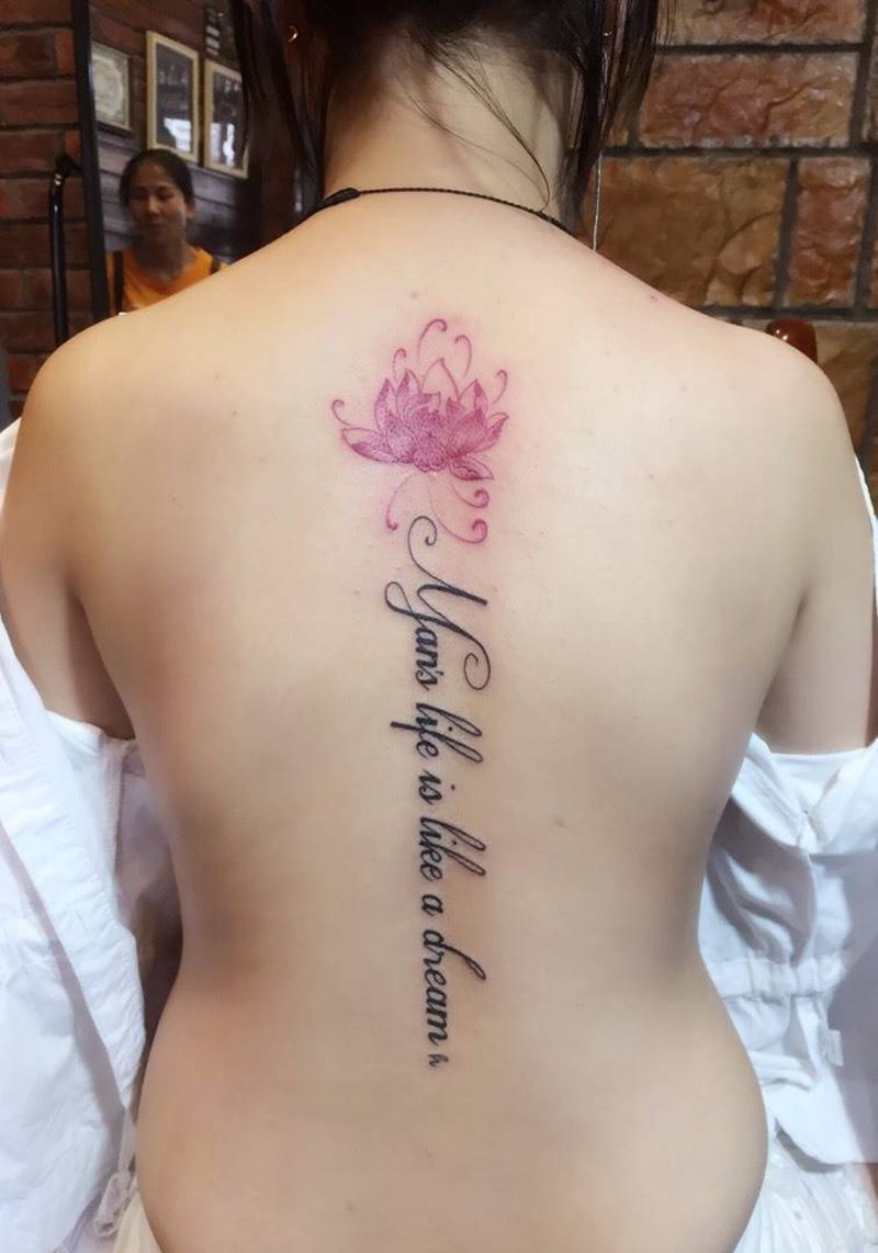 莲花字母纹身图片_成品背部传统字符花体纹身图案