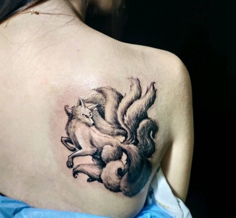 九尾纹身图片_背部新传统纹身图案