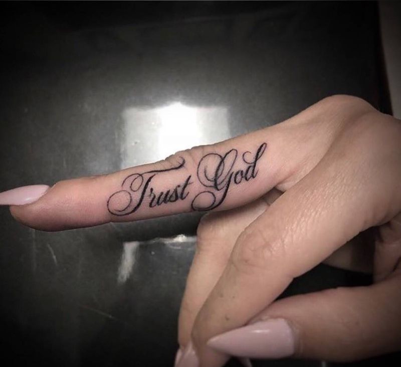 手指字母纹身图片_手部图腾花体字纹身图案