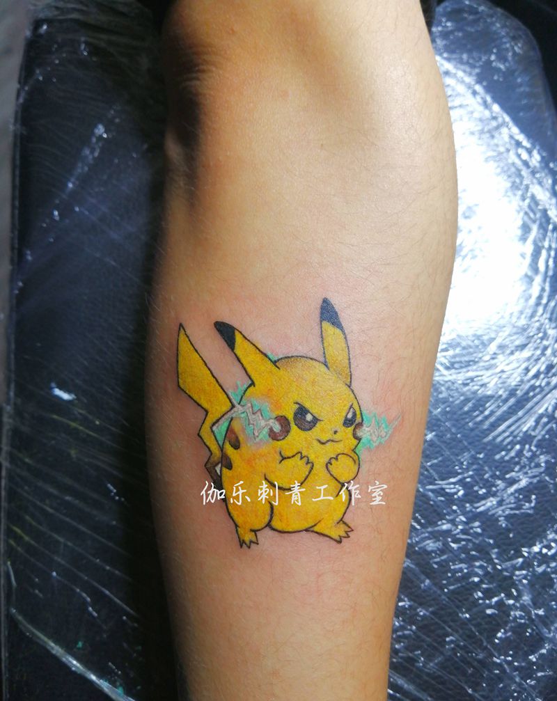 皮卡丘纹身图片_手臂卡通纹身图案