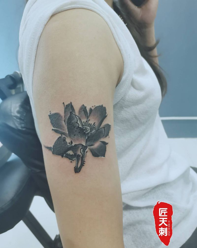 泼墨 荷花纹身图片_手臂水墨水彩纹身图案