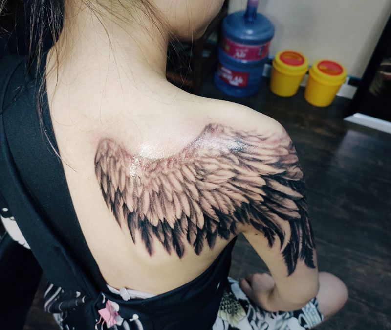 飞羽纹身图片_背部纹身图案